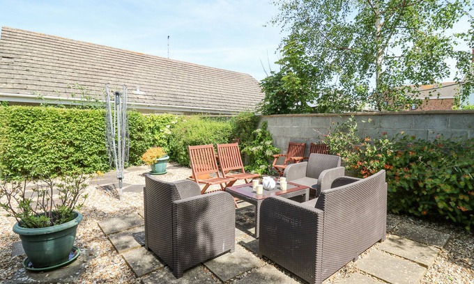 Llanrhystud Cottage | BRITANNIA COTTAGE, family friendly, with a garden in Llanrhystud