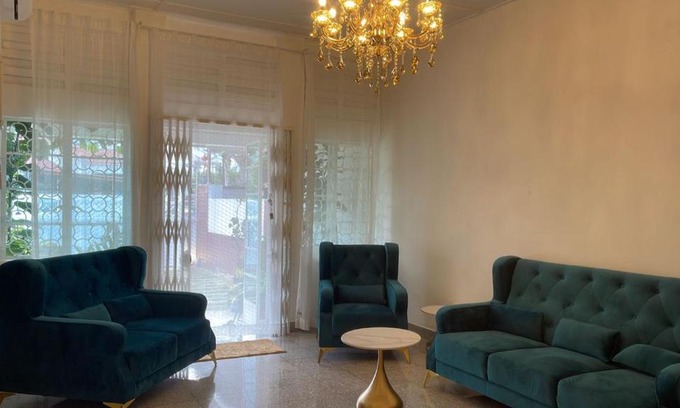 George Town Villa | British Granny's Cottage in Georgetown
