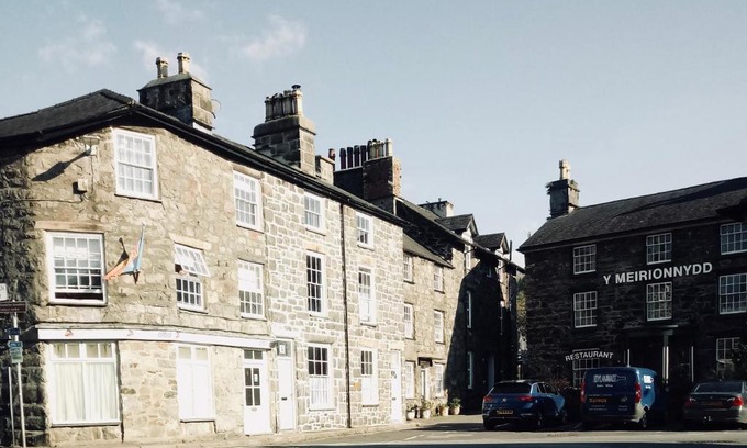 Dolgellau House | Bro Arran