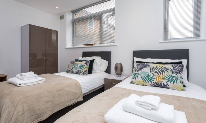 Crawley City Centre Apartment | Broadwalk Flat 5