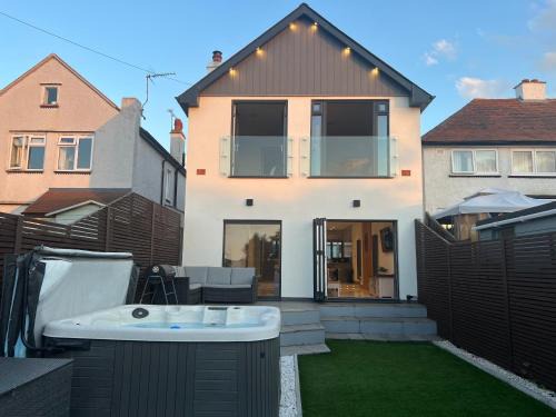 Herne Bay Villa | Broadway Beach Home with Hot tub