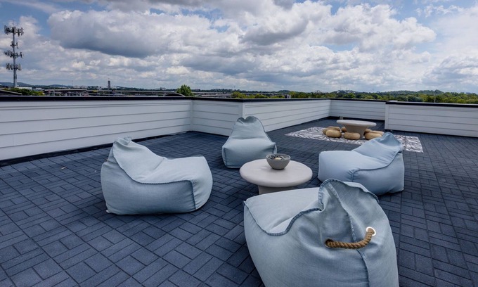 Whitebridge House | Broadway Boho - Rooftop Deck - Mins to Downtown