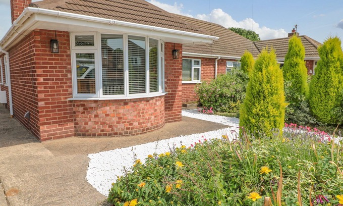 Lincoln Cottage | BROADWAY COTTAGE, pet friendly, with a garden in Lincoln