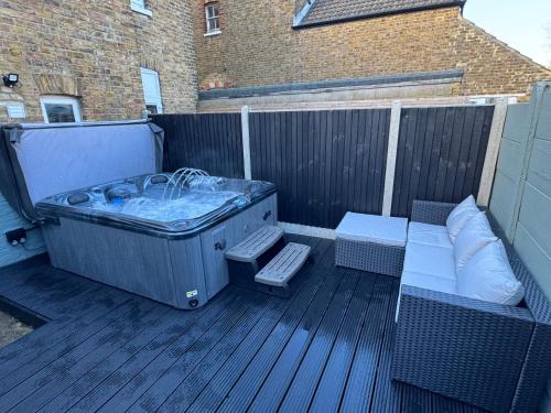 Herne Bay Villa | Broadway Terrace with Hot tub