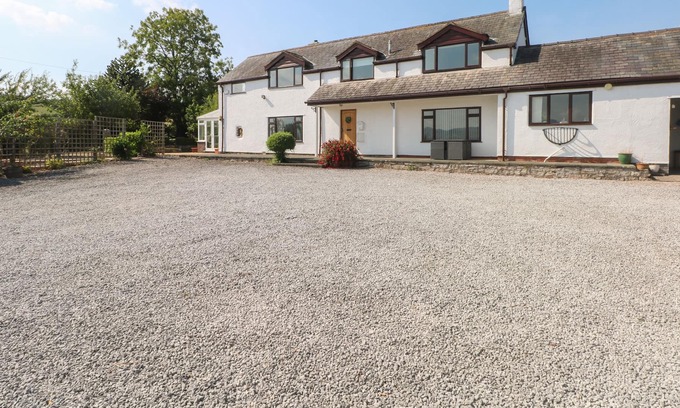 Llanrhaedr Cottage | BRON DYFFRYN, family friendly, with a garden in Denbigh