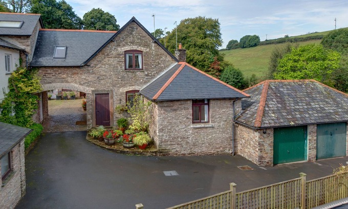 Newton Ferrers Cottage | BROOK COTTAGE, family friendly, with open fire in Newton Ferrers