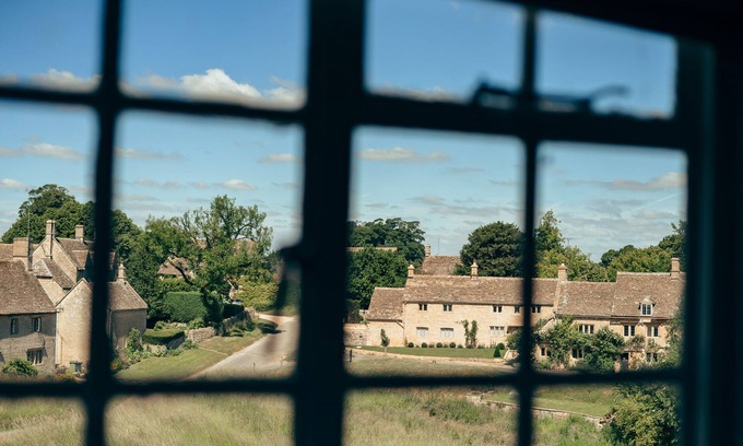 Burford Cottage | BROOK COTTAGE, pet friendly, with hot tub in Little Barrington