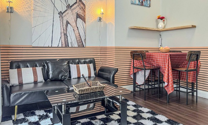Spruce Hill Apartment | Brooklyn Vibe Meets UPenn: Stylish 1BR - Sleeps 3