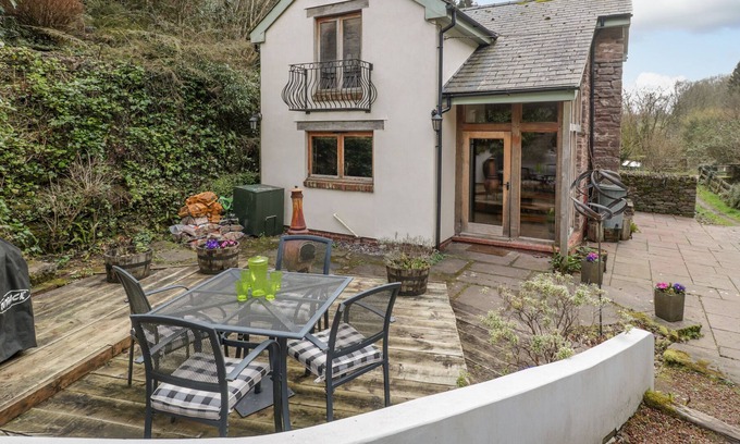Monmouth Cottage | BROOKSIDE COTTAGE, pet friendly, with open fire in Monmouth
