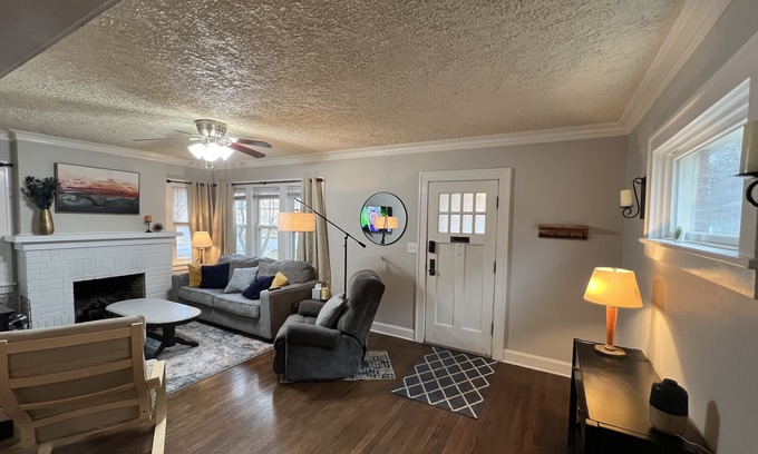 South Kansas City House | Brookside KC house. Near Plaza, UMKC, Rockhurst, 8 miles from Arrowhead stadium