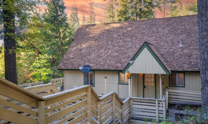 Yosemite West Cabin | Brookside Cottage Within Yosemite's Splendor
