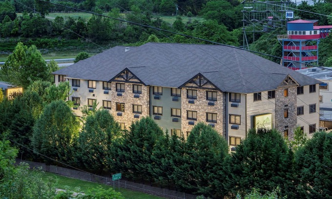 Asheville Hotel | Brookstone Lodge near Biltmore Village, an Ascend Collection Hotel