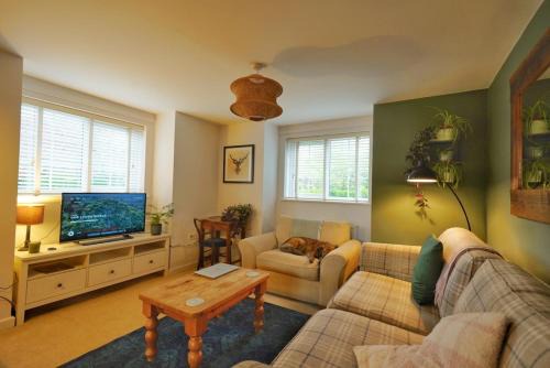 Abbots Langley Apartment | Broomfield Nook - 2 Bed Ground floor Maisonette close to Harry Potter studio tour