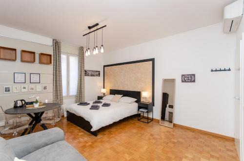 Varesine House | Brown Room