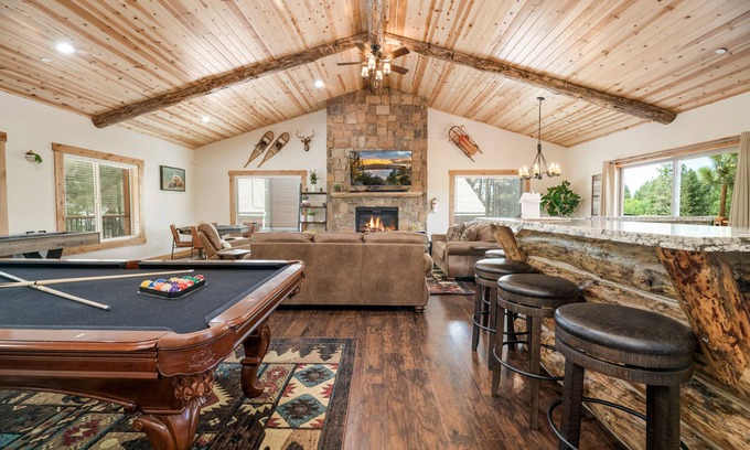 Summit Estates Cabin | Brownie Bear Cabin W/Hot Tub, Walk to Snow Summit