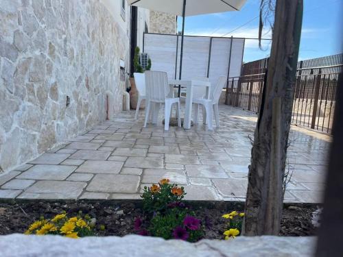 Syracuse Apartment | Brunello con veranda e piscina condivisa