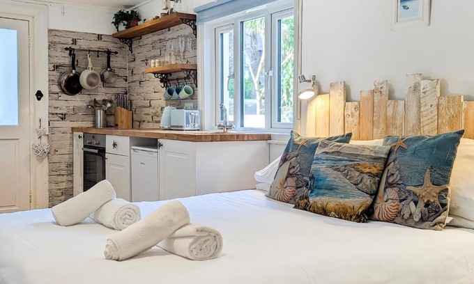 Hove Apartment | Brunswick Garden Studio - Patio - by Brighton Holiday Lets