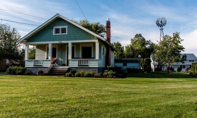 Walla Walla East House | Bryant House: Perfect Bungalow with Fireplace, Private Patio, Large Yard
