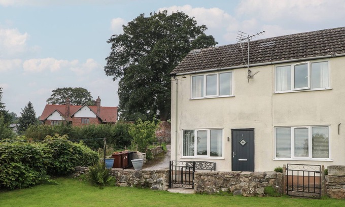 Nercwys Cottage | BRYN CELYN, pet friendly, with a garden in Mold