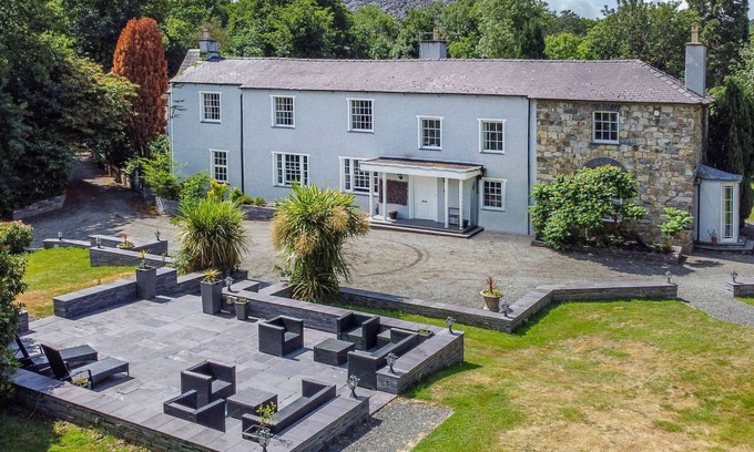 Bethesda House | BRYN DERWEN, pet friendly, country holiday cottage in Bethesda