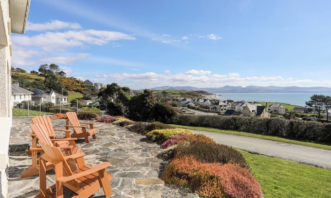 Criccieth Cottage | BRYN DERYN, family friendly, luxury holiday cottage in Criccieth