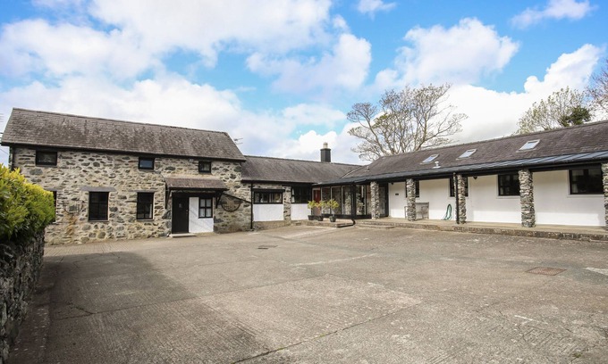 Llanfairpwllgwyngyll Cottage | BRYN EIRA STABLES, pet friendly, with pool in Llanfairpwllgwyngyll