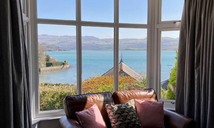 Borth-y-Gest House | Bryn Gwyn, Sleeps 8, Sea Views, Borth y Gest