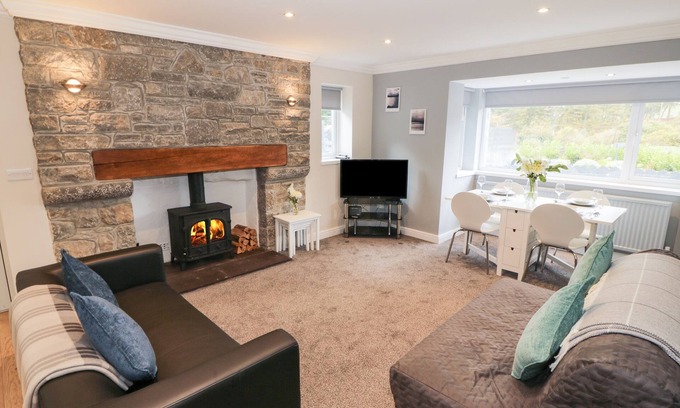 Bethesda Cottage | BRYN, pet friendly, country holiday cottage in Bethesda