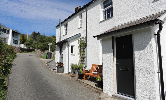 Menai Bridge House | Bryn Teg Cottage
