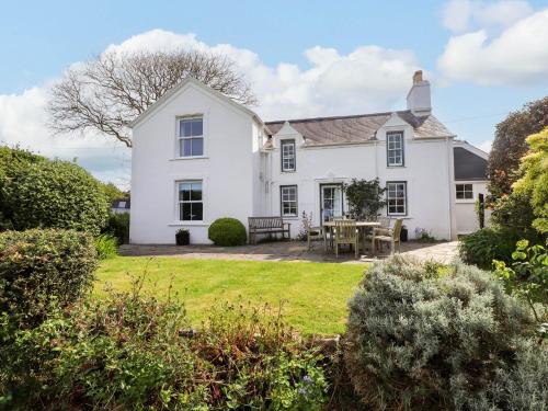 Edern House | Bryn Tirion