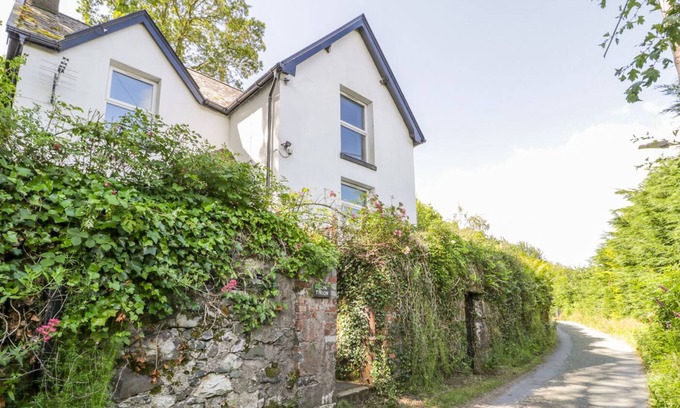 Cwm-y-glo Cottage | BRYN TIRION, pet friendly, with a garden in Llanrug