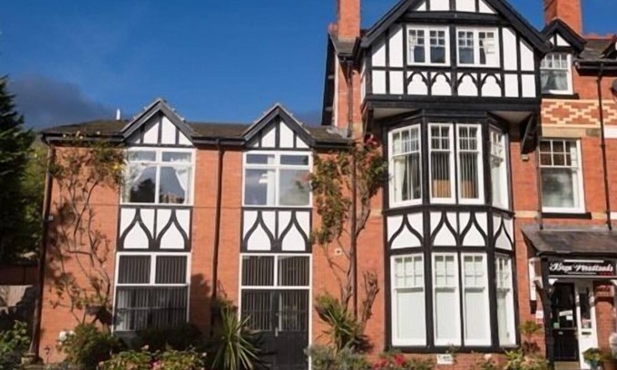 Colwyn Bay House | Bryn Woodlands House