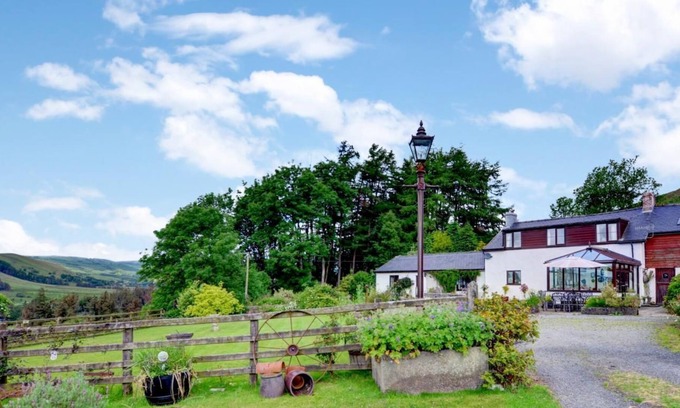 Llangurig Cottage | Bryncylla Cottage - Holiday Cottage with Hot Tub, 9 guests in 3 bedrooms