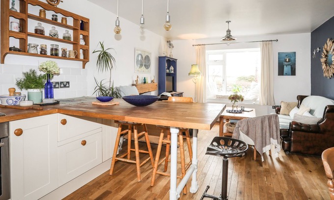 Llanfaelog Cottage | BRYNGWYN - NR RHOSNEIGR, pet friendly, with a garden in Llanfaelog