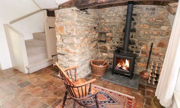Dinas Cross Cottage | BRYNHENLLAN COTTAGE, pet friendly, with open fire in Dinas Cross