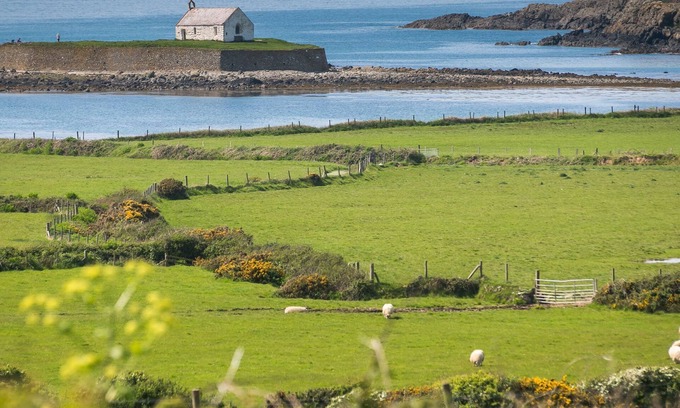Ty Croes Cottage | Bryntirion Wyn - sleeps 4 guests in 2 bedrooms