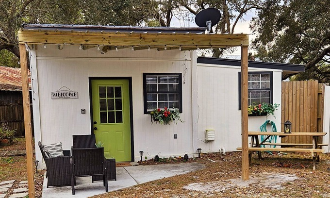 Magnolia Bluffs Apartment | BT's Cottage Hideaway