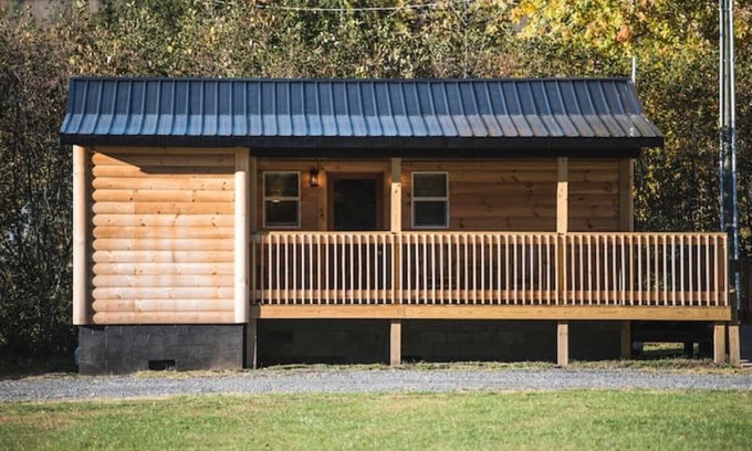 Frank Cabin | Buck Hill Tiny Home Cabin #5 Honeymoon Suite ADA Compliant