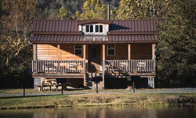 Frank Cabin | Buck Hill Tiny Home Cabin #3 Mountain & Pond Views