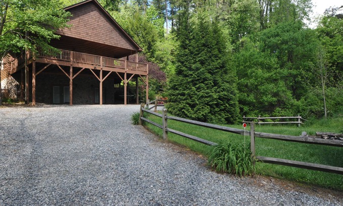 Weaverville Cabin | Buckeye Cabin, located in Weaverville, NC