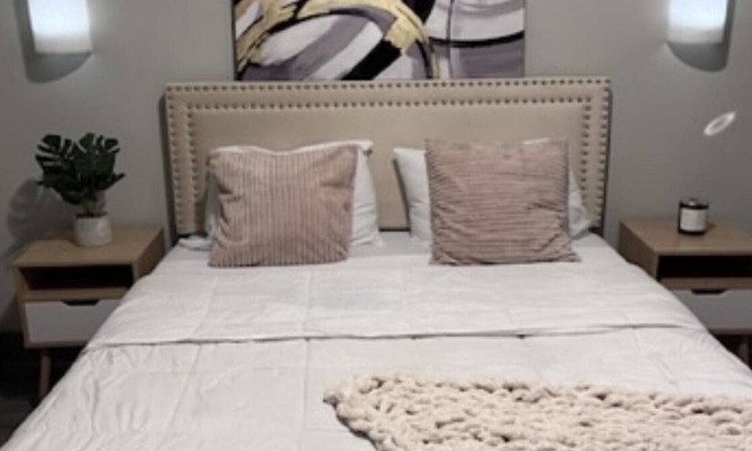 Lindridge-Martin Manor Apartment | Buckhead Black and white suite close to all you’ll need