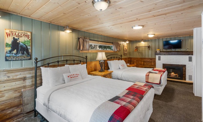 West Yellowstone Hotel | Bucking Moose Wolf Suite