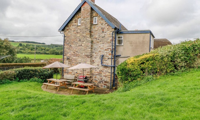 Brayford Cottage | BUCKINGHAMS LEARY FARM COTTAGE, pet friendly in Filleigh