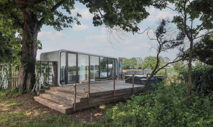 Taunton Cottage | BUCKLAND HOUSE POD, pet friendly, with hot tub in Taunton