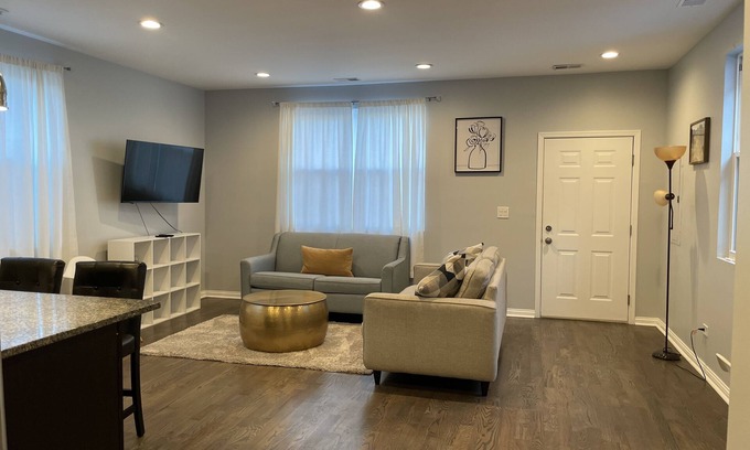Logan Square Apartment | Bucktown Apartment near all amazing restaurants, shops and bar/lounges
