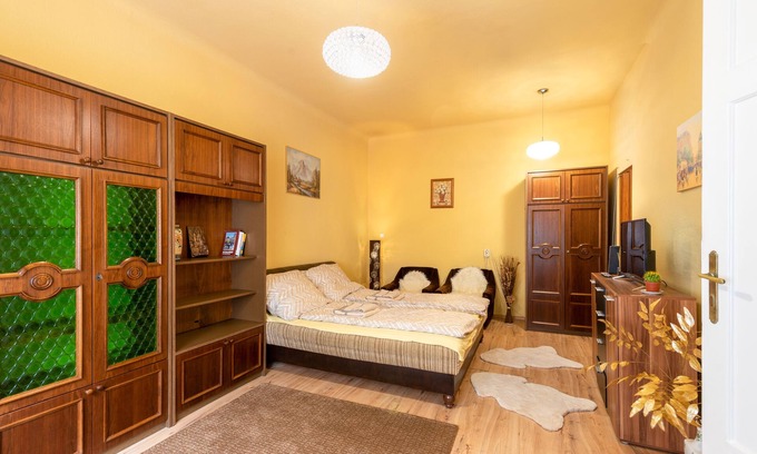 Jozsefvaros Apartment | Budapest Central Vintage Home. Walk to Danube river & Great Market Hall.