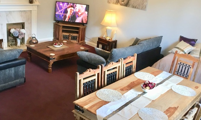 Clowne House | BUDGET ACCOMMODATION MINS FROM JUNCTION 30M1 FREE PARKING. Chesterfield