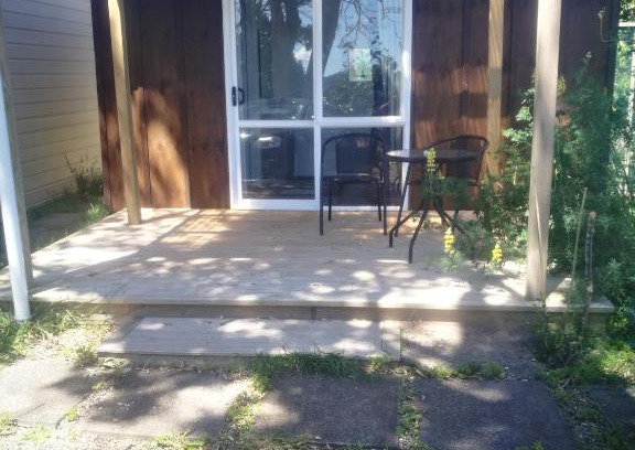 Waihi Beach Apartment | BUDGET CABIN ACCOMMODATION - bed shower toilet