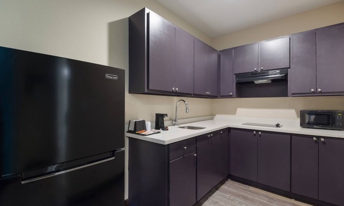 Hitchcock House | Budget-Friendly Room w/Kitchenette | Right off Highway 6, Near Galveston Beach