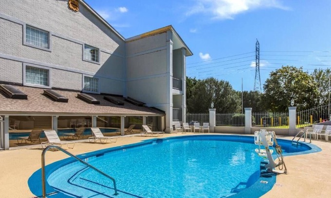 Merry Oaks House | Budget-Friendly Stay in Nashville! 4 Great Units, Free Parking, Outdoor Pool